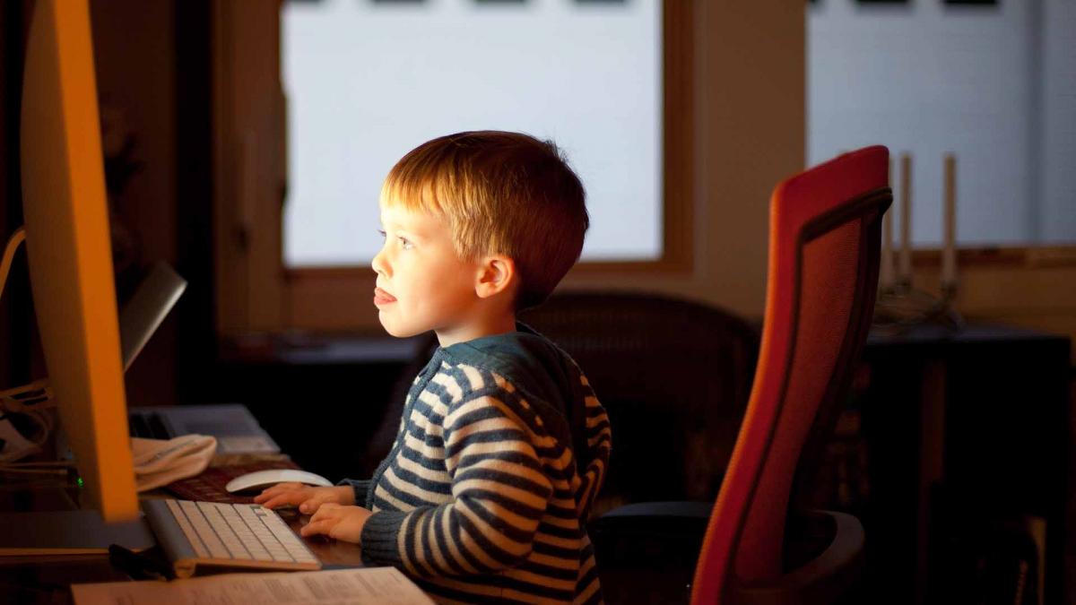 enfant-ecran-ordinateur-internet-dangers-limite-exposition-sante-bebes