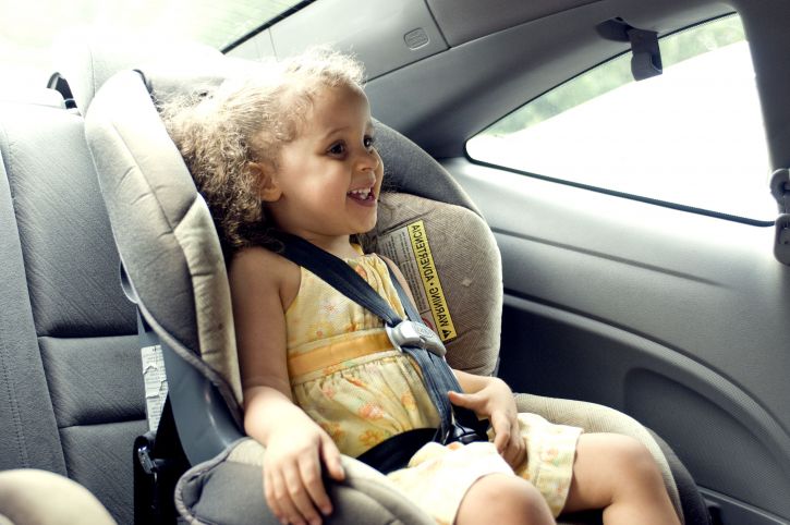depart-vacances-automobile-enfants-bebes-trajet-occuper-calme